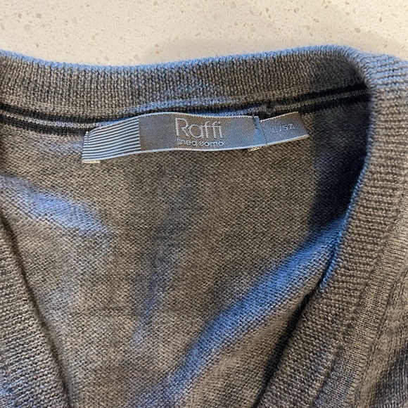 Raffi merino wool v neck - Picture 2 of 3